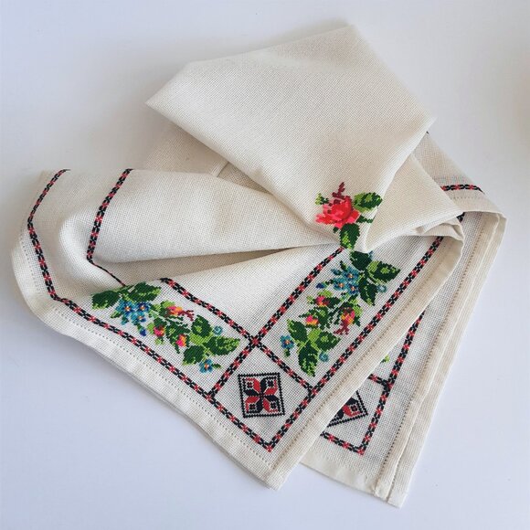 VTG Hand Embroidery Cross Stitch Roses Borders Tablecloth Table Topper 40"X31" - Picture 14 of 15